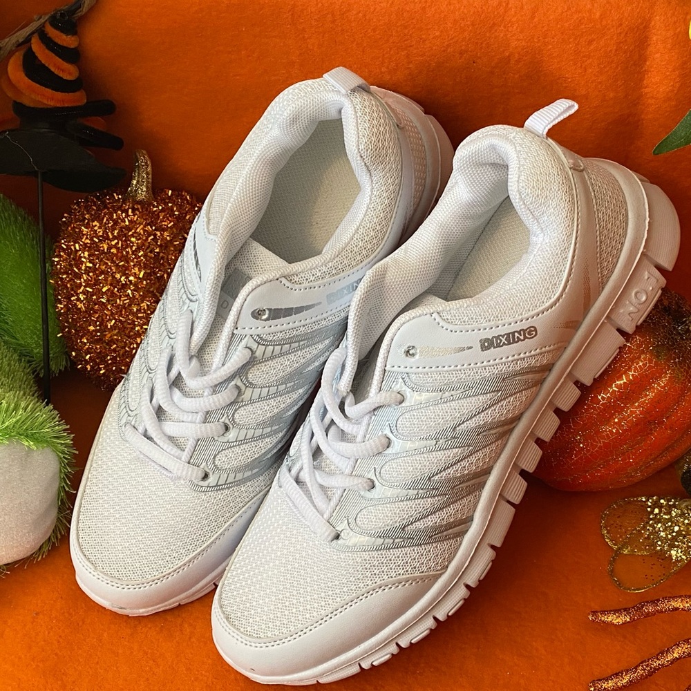 New Beautiful Size 7 Lightweight Tennis Shoes!(#539)